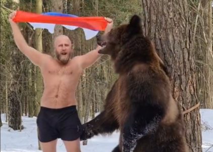HIT! RUSKI TIKTOKER PJEVA SRPSKU PJESMU: Medvjed mu pravi društvo! (VIDEO)
