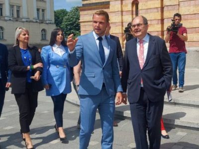 STANIVUKOVIĆ I ŠMIT PROŠETALI BANJALUKOM Gradonačelnik sa njemačkim diplomatom posjetio spomenik 12 beba