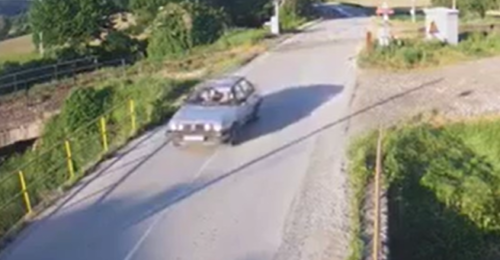 VIDEO KOJI LEDI KRV U ŽILAMA Autom proletio kroz spuštene polubranike prelaza Koprivna