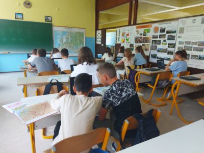 PRVAČIĆA JEDVA ZA JEDNU KLUPU U rubnim opštinama Srpske, učionice zjape prazne