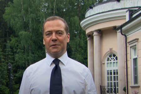 „NATO ŽELI DA SE POPUT TUMORA PROŠIRI PO GRANICAMA RUSIJE“ Medvedev: Ukoliko se mogu stvari riješiti mirno, treba pregovarati, a ako ne, onda upotrijebiti silu