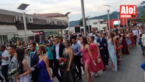 NAJLJEPŠI DEFILE ZAUSTAVIO SAOBRAĆAJ Banjalukom prošetali maturanti Tehničke škole (FOTO/VIDEO)