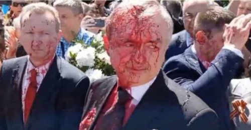 HAOS U POLJSKOJ! Napadnut ruski ambasador Sergej Andrejev, kao da je obliven krvlju! (VIDEO)