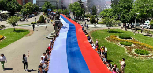 DAN VOJSKE REPUBLIKE SRPSKE: U Bijeljini zastava duga 250 metara (VIDEO)