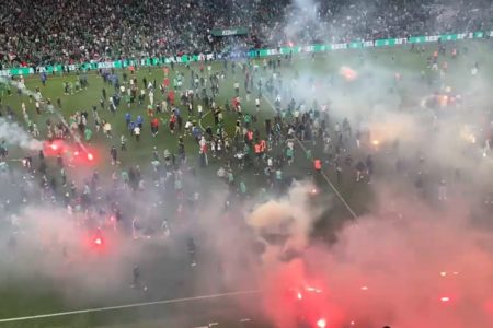 HOROR SCENE NA STADIONU SENT ETJENA Navijači upali na teren pa napali svoje igrače (VIDEO)
