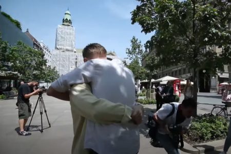 DVA MUŠKARCA DANIMA ZAGRLJENI NA CVJETNOM TRGU Performans nejasan prolaznicima u Zagrebu (VIDEO)