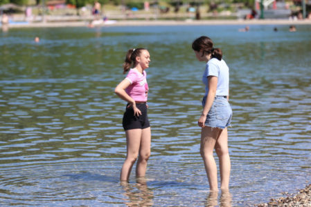 LJUDI DOŠLI DA SE RASHLADE! Panonska jezera u Tuzli kao usred ljeta: Slike koje obećavaju dobru sezonu (FOTO)