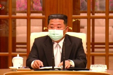 OBJAVLJEN KADAR: Kim Džong Un prvi put viđen sa zaštitnom maskom