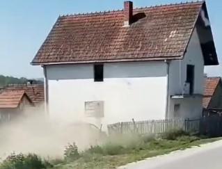 DRAMA U ČAČKU: Vozač sletio s puta, probio ogradu i udario u kuću! (VIDEO)!