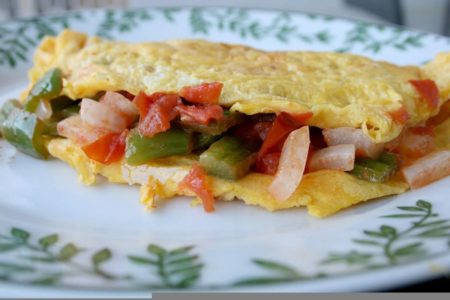 RECEPT ZA DORUČAK: Šareni omlet sa povrćem