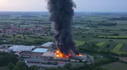 POŽAR NIJE U POTPUNOSTI UGAŠEN Vatrogasci dežuraju u fabrici „Sava“