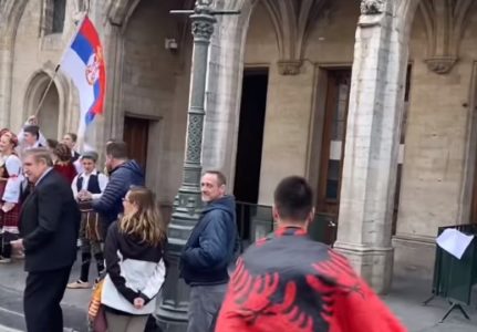 BRUKA I SRAMOTA U CENTRU BRISELA! Srpsku djecu pokušali otjerati sa trga zastavama Albanije (VIDEO)