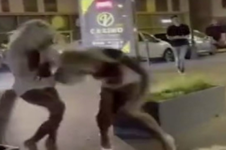 „PRŠTI PERJE“ IZMEĐU MANEKENKI Žestoka tuča djevojaka ispred noćnog kluba (VIDEO)