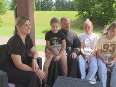 NA PADINAMA MAJEVICE ČUVAJU PRAVOSLAVLJE Ruskinja i srpski sveštenik imaju četvero djece, uživaju službovati u opštini Lopare (VIDEO)