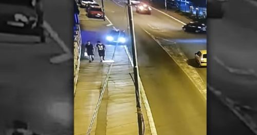 STRAVIČNA NESREĆA U BEOGRADU Pješaka s leđa pokosio automobil, popeo se na trotoar (VIDEO)