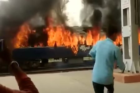 INDIJSKI POLITIČKI VHR OBUSTAVIO INTERNET U DRŽAVI, Zaustavljene željezničke usluge jer su učestali protesti protiv vojnih reformi (VIDEO)