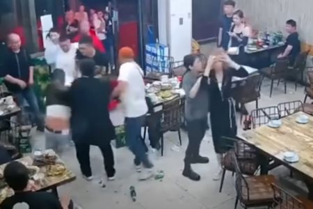 CIJELA KINA NA NOGAMA ZBOG VIDEO SNIMKA Muškarci tukli ženu, gađali ju i skakali joj po glavi (VIDEO)