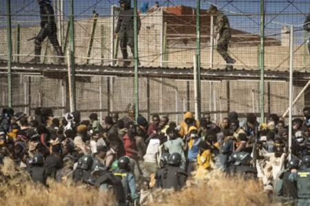 HILJADE MIGRANATA PROBIJAJU GRANICU IZMEĐU MAROKA I ŠPANIJA Policija iz obje države nemoćna pred naletom afričkih izbjeglica (VIDEO)