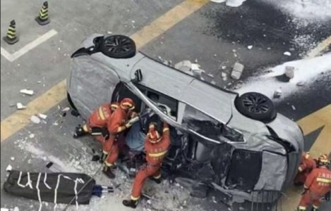 NEVJEROVATNA NESREĆA U ŠANGAJU Automobil pao sa trećeg sprata, dvije osobe poginule (VIDEO)