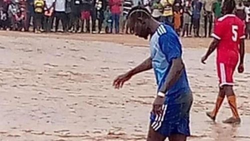 SADIO MANE ODUŠEVIO SVIJET Ima milione, a u blatu igra humanitarnu fudbalsku utakmicu (VIDEO)
