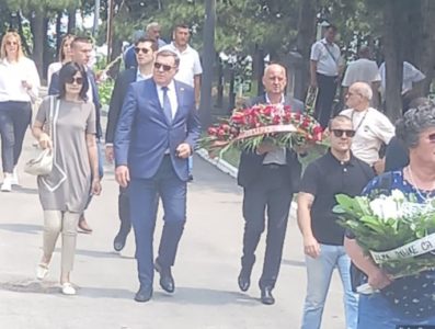 SAHRANJEN UROŠ GOSTIĆ Posljednji ispraćaj bivšeg poslanika NS RS, od stranačkog kolege se oprostio i Milorad Dodik