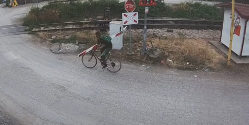 ŽELJEZNICE UPOZORAVAJU NA NEODGOVORNO PONAŠANJE Biciklista prošao „kroz“ rampu na prelazu „Vrbanja“u Banjaluci (VIDEO)