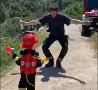 LJEPŠI VIDEO DANAS NEĆETE POGLEDATI Hrabri dječak odlučio pomoći tati vatrogascu u borbi protiv vatrene stihije na Hvaru (VIDEO)