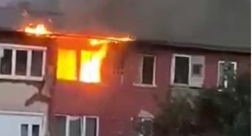 STRAŠNI PRIZORI U ZENICI Vatrogasci se bore s požarom, vatra se proširila i na krov zgrade (VIDEO)