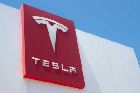 Zbog neispravnog sistema za upozorenje: Tesla povlači više od dva miliona vozila