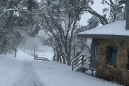 ZA CIJELI SVIJET POČINJE LJETO DO KSE AUSTRALIJA SMRZAVA Snijeg pada i pravi probleme na jugoistoku kontinenta (VIDEO)