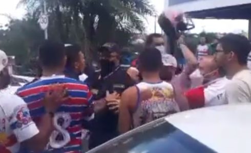 „DIVLJI“ NAVIJAČI ISKALJIVALI BIJES NA FAVORITIMA Kacigom napao fudbalera po povratku sa gostovanja (VIDEO)