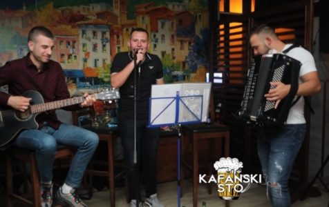 GRUPA „KAFANSKI STO“ STEKLA ZAVIDNU POPULARNOST Sa pjesmom „Kunem te stranče“ osvojili publiku širom regiona (FOTO/VIDEO)