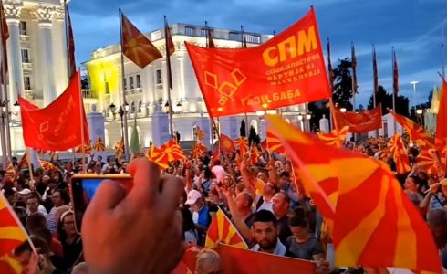 BUKTE ANTIVLADINI PROTESTI U SKOPLJU Opozicionari pozivaju građane na borbu za promjene: „Ovi izbori ne bi trebali biti izbori za vlast“ (VIDEO)