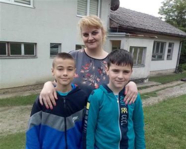 MALIŠANI TUŽNI Rastaju se Mihajlo i Marko, dva jedina đaka u seoskoj školi kod Foči (FOTO)