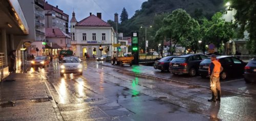 VOZAČI ZAGLAVILI NA OBILAZNICI, FORMIRALE SE KILOMETARSKE KOLONE Očekivali novi asfalt pod točkovima na dionici puta Prijedor-Banjaluka, a završili „u jarku“ (FOTO)