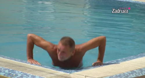 TRENING NA PRVOM MJESTU Lepi Mića nastavlja sa tradicijom vježbanja i plivanja u bazenu! (VIDEO)
