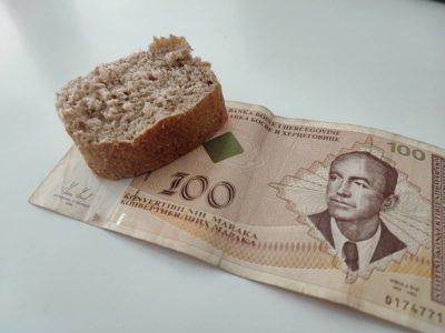 TREBAJU NAM OZBILJNE PARE Ekonomisti upozoravaju: „Pomoć od 100 maraka neće pobijediti inflaciju“