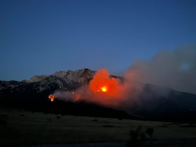 „HERCEGOVAČKI DIV“ I DALJE GORI Požar već šesti dan bukti na planini Čvrsnici, pomaže i helikopter iz Srpske (FOTO/VIDEO)