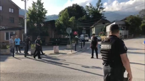 SRBI SE DIGLI NA NOGE Postavljene barikade na putu Kosovska Mitrovica – Zvečan (VIDEO)