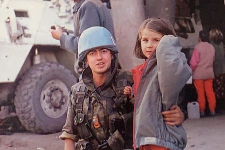 PRIČA OD KOJE SUZE PADAJU SAME NIZ OBRAZE Vojnik mirovnih misija traži djevojčicu iz Mostara koju je upoznao 1993. godine (FOTO)