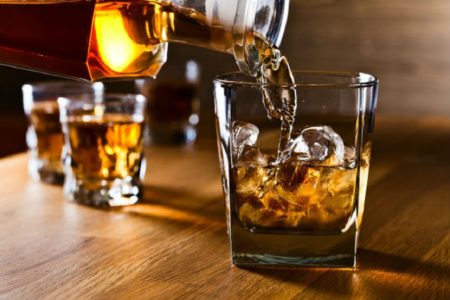 DESETINE MRTVIH I 30 NA LIJEČENJU ZBOG ALKOHOLA Otrovna tekućina dospjela na zabavu preko krijumčara