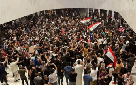 DEMONSTRANTI NAPRAVILI HAOS U IRAKU Provalili u parlament, penjali se na stolove, mahali zastavama (VIDEO)
