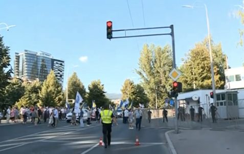 PROTEST U SARAJEVU NE JENJAVA Građani i dalje ispred OHR-a, zahtijevaju obraćanje Kristijana Šmita