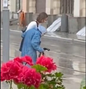 HUMAN GEST RASTOPIO SRCA SVIMA Nepoznata djevojka pomogla baki uprkos jakoj kiši (VIDEO)