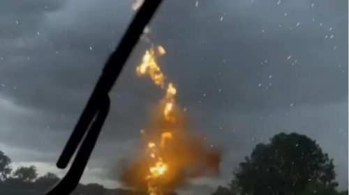 VIDEO KOJI LEDI KRV U ŽILAMA Žena snimila udar munje u automobil u kome su bili njen muž i djeca