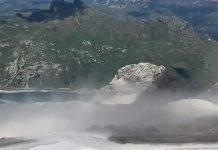 RASTE BROJ ŽRTAVA! Najmanje šest ljudi poginulo urušavanjem glečera: Objavljen zastrašujući snimak lavine kamenja (VIDEO)