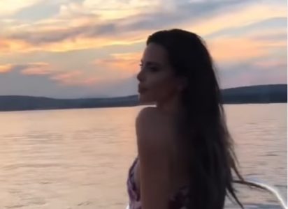 VODITELJKA NAPRAVILA „PAUZU“ OD DRAME Nikolina Pišek otišla na more, ne haje za svekra – oazu mira pronašla na jahti (VIDEO)