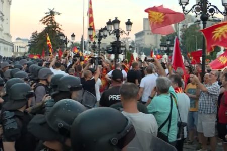 HAOS BJESNI U SJEVERNOJ MAKEDONIJI Opozicione stranke protestima i neredima blokirali ceste i autoputeve (FOTO/VIDEO)