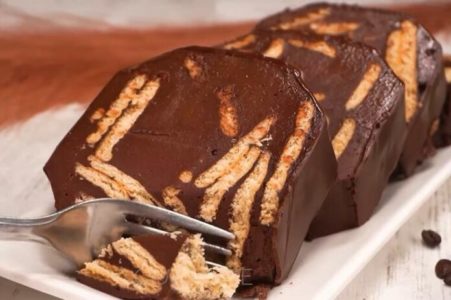 POSLASTICA KOJA SE NE PEČE, GOTOVA OČAS POSLA Čokoladni kolač sa keksom