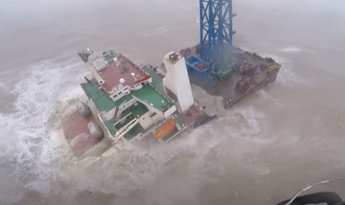 HOROR NA JUŽNOM KINESKOM MORU Teretni brod s 30 članova posade se prepolovio, nije jasno šta se dogodilo s ostalih 27 ljudi (VIDEO)